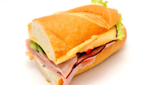 Sanduíche de salpicão na baguete