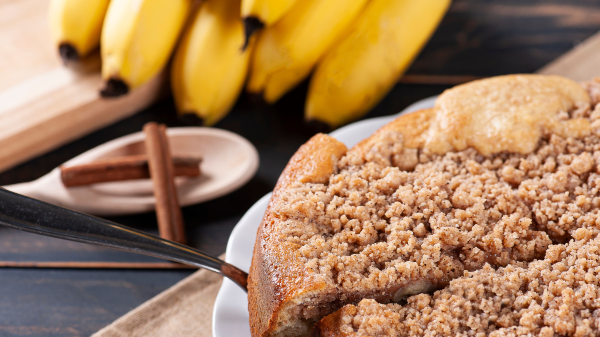Cuca de Banana com Farofa Crocante