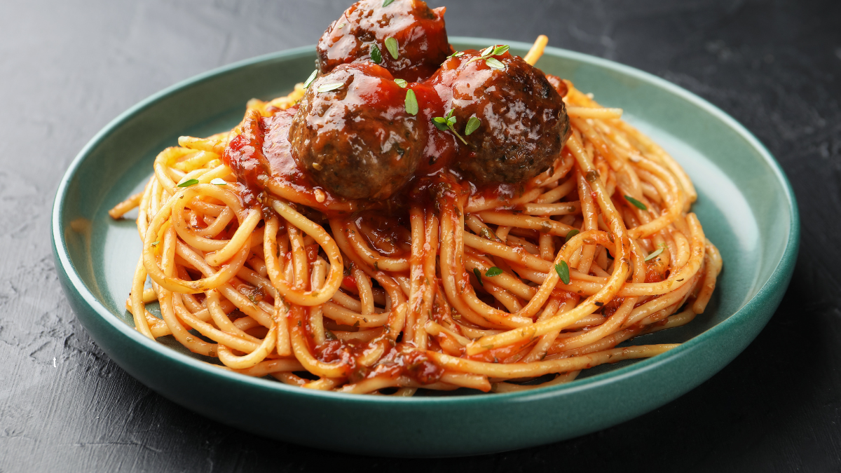 Macarronada com amôndegas recheada